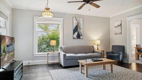 Blue & Gold Retreat sleeps 14 Minutes from ND