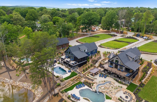 Blue Heron & Gray Fox by AvantStay | 2 Lakefront Homes, Sleeps 44, Pools