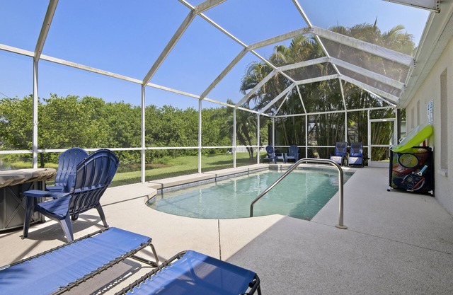 ⚓Blue Heron House! Cozy home w/heated pool and pool toys! Water view out back!⚓🌅