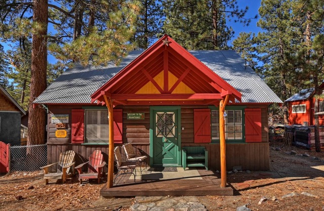 Blue Jay Cottage by Destination Big Bear : Fawnskin! Separate Guest Quarters! Vintage Features! Fireplace! Laundry!