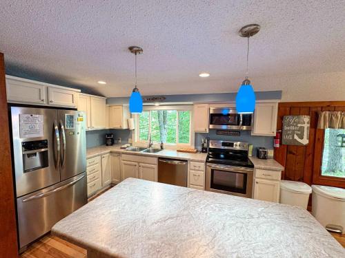 Blue Lake Cottage - 10 Minutes to Minocqua