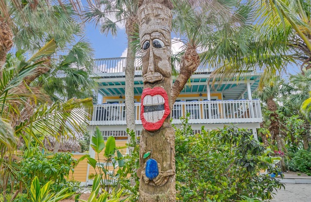 BLUE MANGO - Tropical Seclusion Steps from the Beach