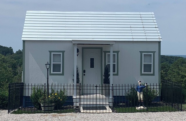 Blue Moon tiny cabin close to everything with Mountain View No Cleaning Fees
