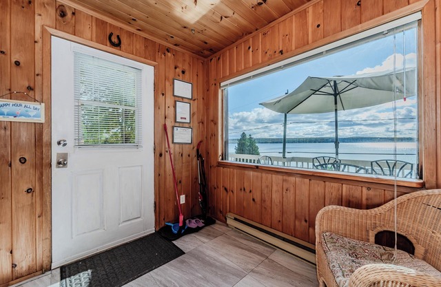 Blue Moon Waterfront Cottage w/Hot Tub