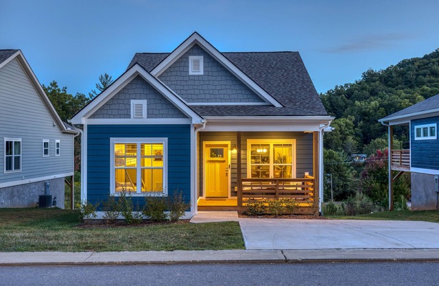 Blue Mountain Cottage: Pet-Friendly w/Mtn Views & Ping Pong Table
