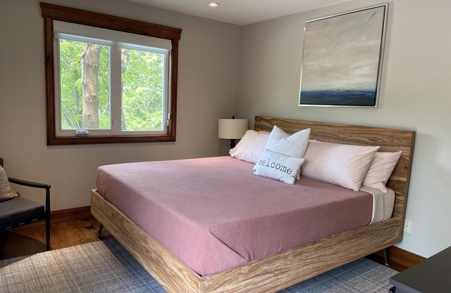 Blue Mountain Luxury Chalet with Hot Tub, 30+ day staysn