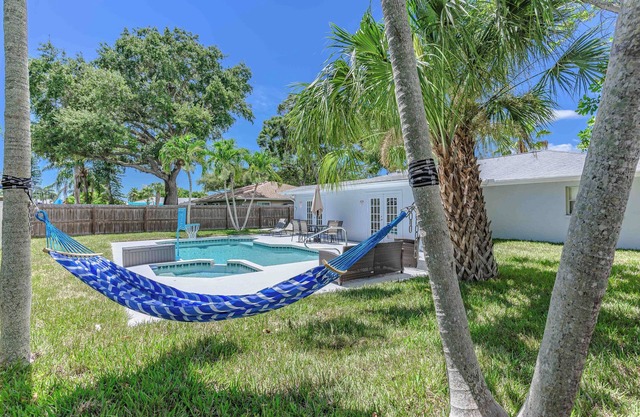 Blue Palm: Pool - Hot Tub - Beach - Games - Outdoor Shower - Grill - IMG - King