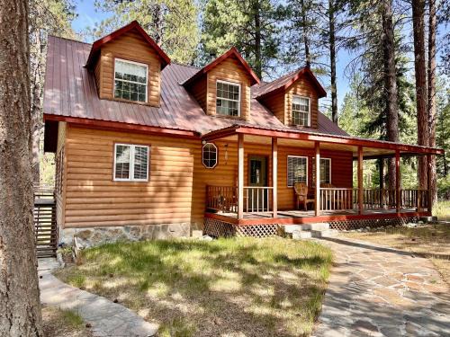 Blue Pine Forest Lodge cabin