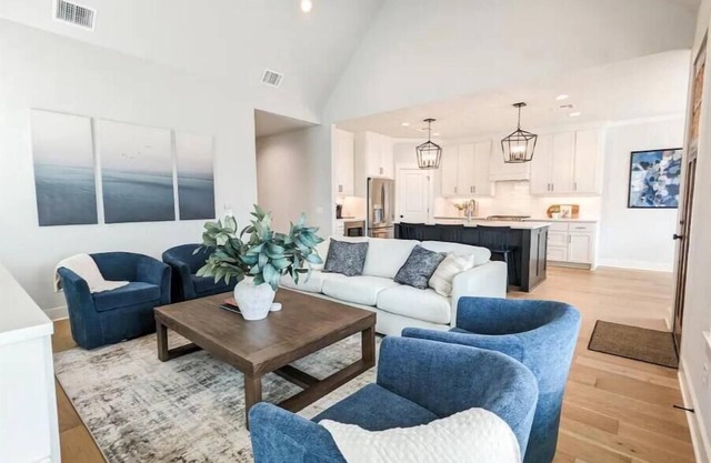 Blue Retreat on 5th - 3.5 Bathrooms!