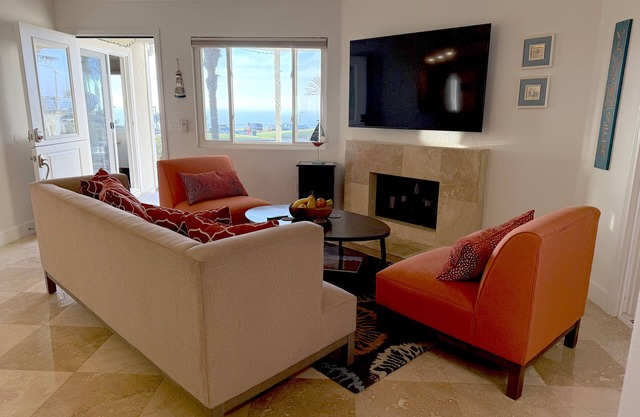 Blue Tide Cottage: Ocean Views, Steps to the Beach, Dining, Shopping + More!
