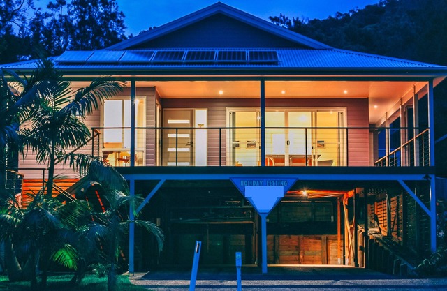 BLUE VOGUE 3 bedrooms, sleeps 8, walk to cafes and beach
