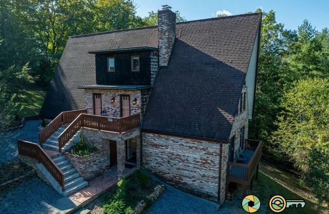 Bluebird Chalet - Swiss-style luxury w/hot tub