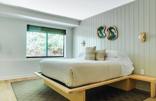 Bluebird Lake Placid l Unique King + Bunks for Group Getaways
