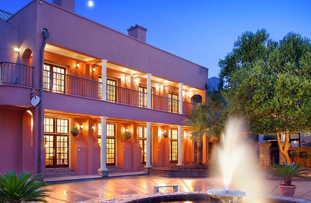 Bluegreen's Lodge Alley Inn: Historic Charm, Modern Comfort, Top Location-Studio