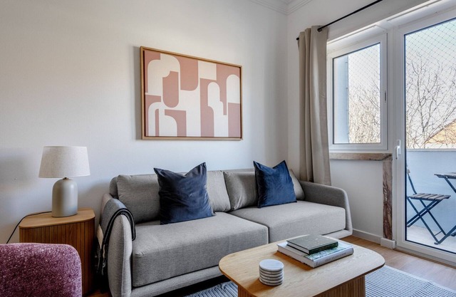 Blueground | Campo Pequeno, furnished + kitchen