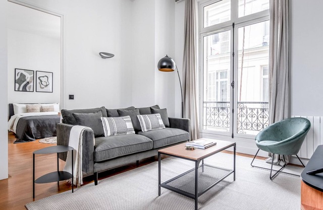 Blueground | Monceau/Villiers, concierge, nr shops