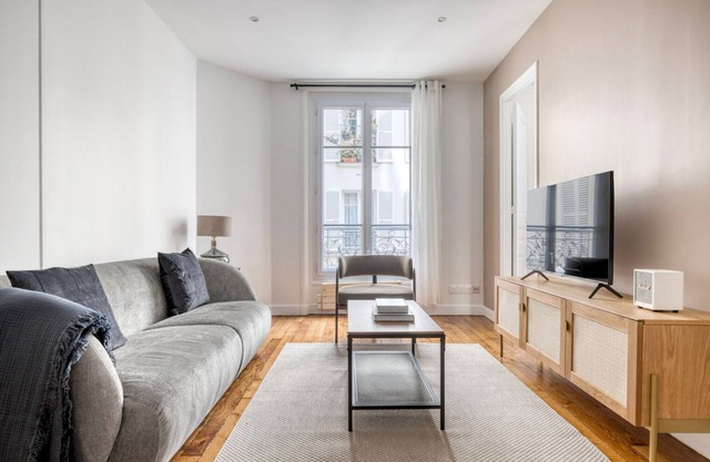 Blueground | Sèvres-Lecourbe, furnished, intercom
