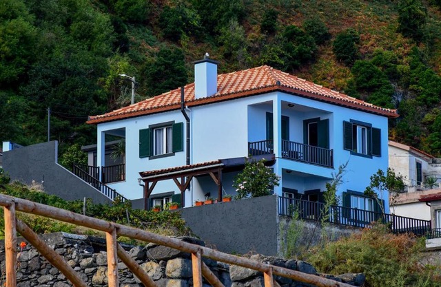 Bluehouse Paradise Right by the Sea