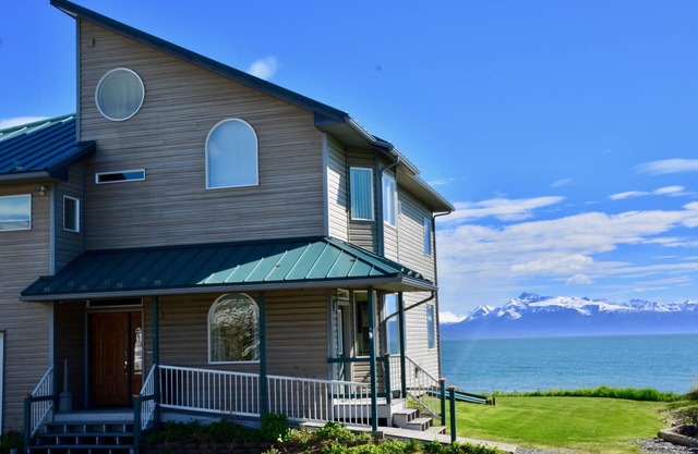 Bluffview Lodge - Oceanview, Located in the heart of Old Town - Stunning Views