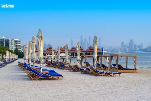 bnbme - Luxury 2BR Anantara Palm Apt Beachfront Lagoon Pools Balcony & Spa Access