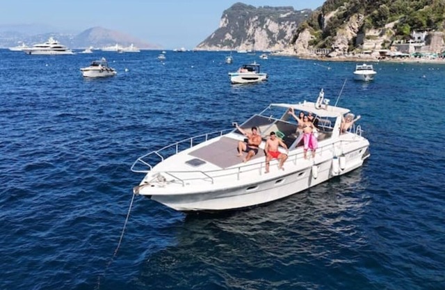 BOAT SUITABLE FOR FAMILY GULF OF NAPLES