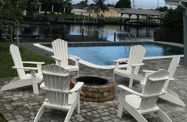 Boater’s dream-Banana river beach house w/dock & pool. Short walk to the beach.