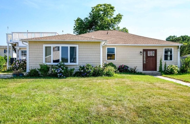 Boaters paradise. 3 bedroom 2 bath house on canal with bay and ocean view