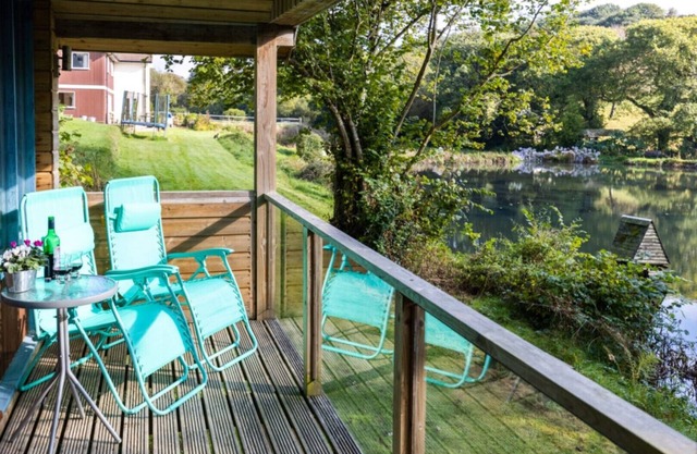 Boathouse cabin dog friendly, close to beaches