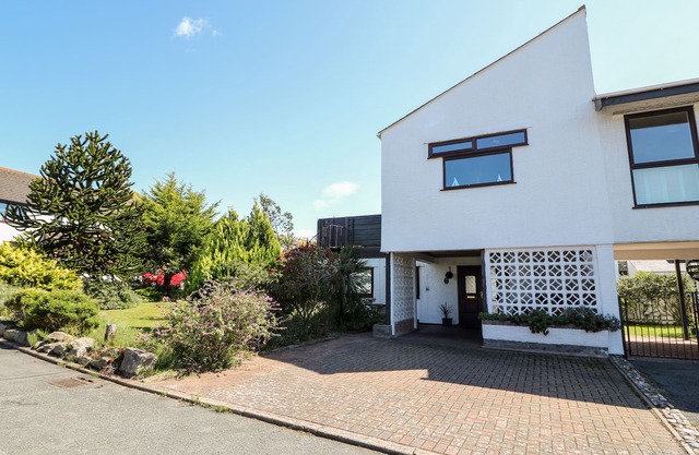 BOATHOUSE, pet friendly, country holiday cottage in Deganwy