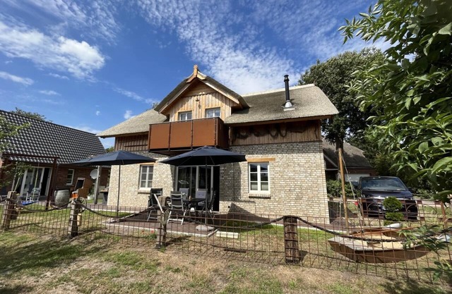 Boddenkutter - Bodden view, sauna, pool table, dart board, terrace, balcony, gas fireplace, barbecue, playground, garden, sun loungers, WLAN, bicycle shed