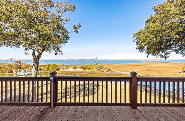 Bogue Sound Cottage with Boat Dock