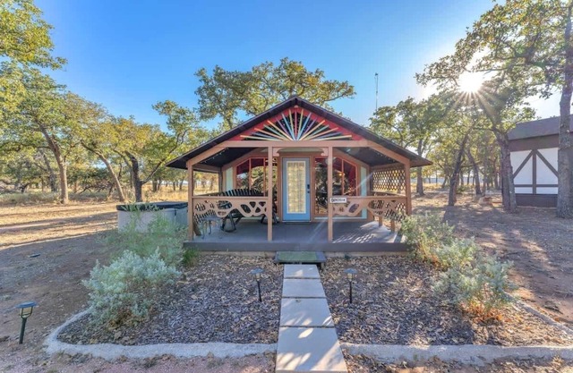 Bohemian Cabin: Hot-tub, Serene Retreat, Pet-friendly, 10-mins to Downtown!