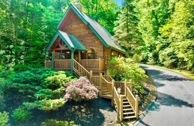 "Bohemian Falls Chalet" A Lux Romantic Cabin,DWNT,Walkable,Fireplace,Hotub,pets