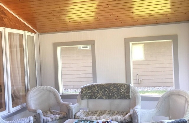 Bohner's Lake cottage retreat w/amazing sunsets