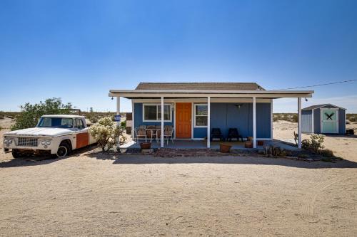 Boho Bungalow with Hot Tub 16 Mi to Joshua Tree NP