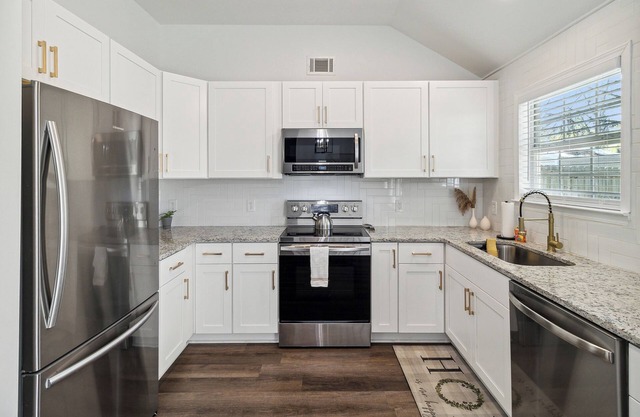 Boho Chic Retreat Savannah/Dog Friendly/3 BD/2 BATH
