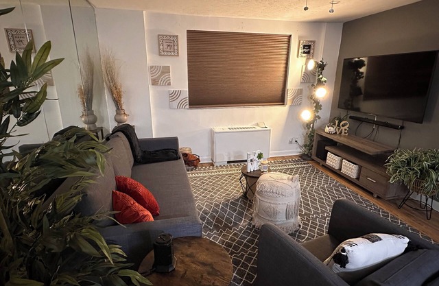 BoHo High-Rise, Top Floor Downtown City Views! The Heart of the City!