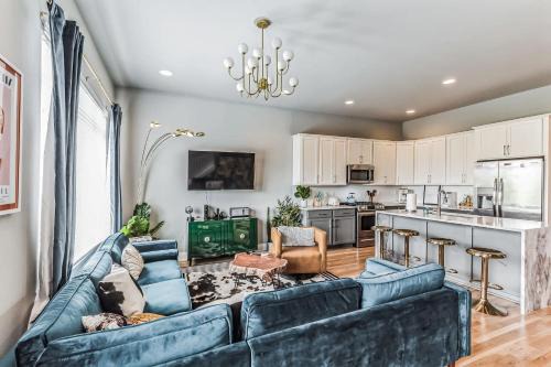 Boho Townhome for 12 Close to DT