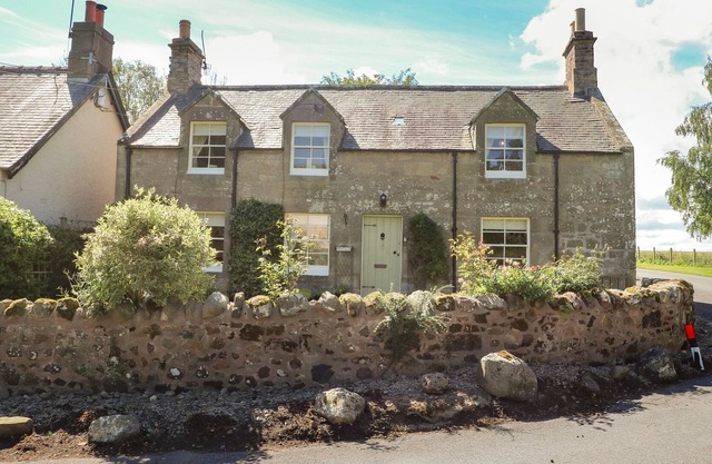 BONALAY COTTAGE, pet friendly, character holiday cottage in Norham