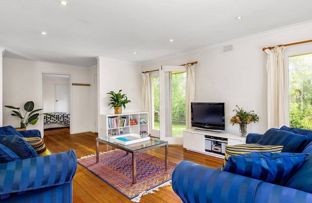Bonaly - walking distance to the Portsea Village and popular beaches.