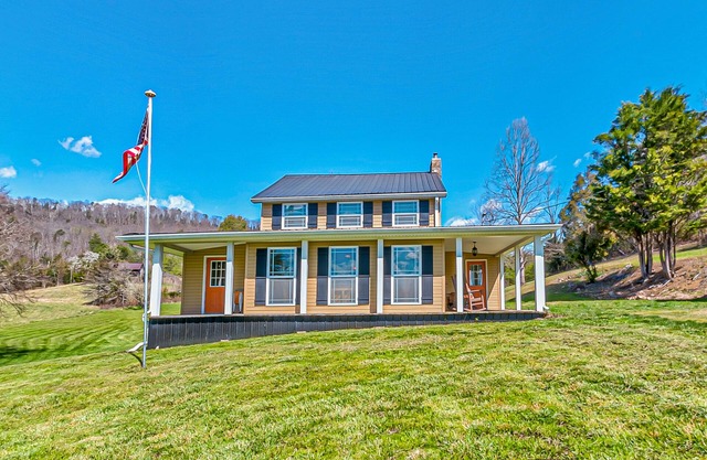 Bonnie Blue Farmhouse: Charming home in rural TN!