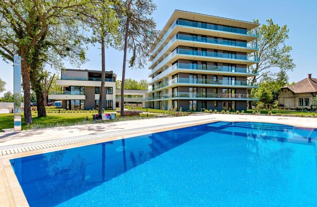 Bonnie-Premium Lelle Waterfront Private Apartment