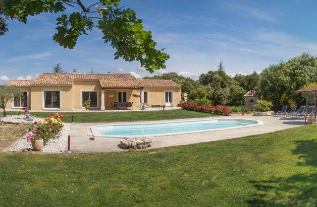 BONNIEUX 4* house on 5500m wooded plot.