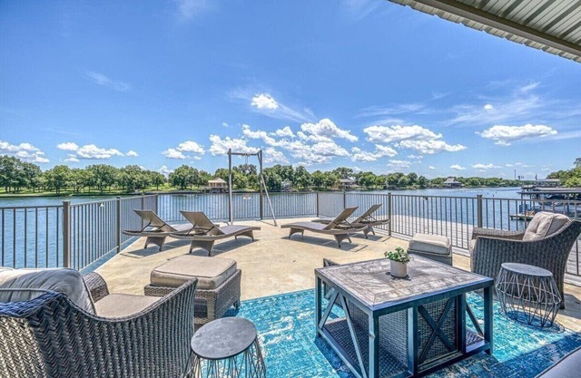 Book 3, get 1 night free Aug-Oct - CRR Lakefront LBJ + Spa + Dock + Boat Lift