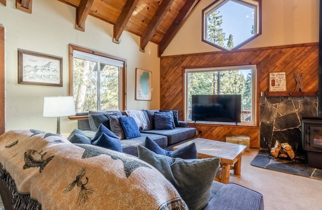 Book a Fall Getaway Today! 4 Bedroom, Plus Loft Home with Forest Views, Fireplace, and Garage!