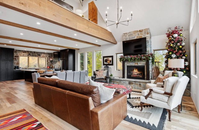 Book a Holiday Stay! Private hot tub and next to the NEW HIGH-SPEED 6 PACK Chairlift!