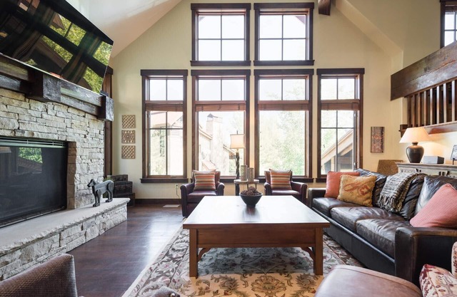 Book a Winter Stay Today! Beautiful Ski Chalet, Silver Star #04, with private hot tub