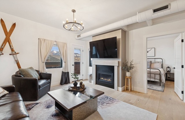 Book for Holidays! Luxury pet friendly condo in downtown Whitefish, by restaurants, shops and more!