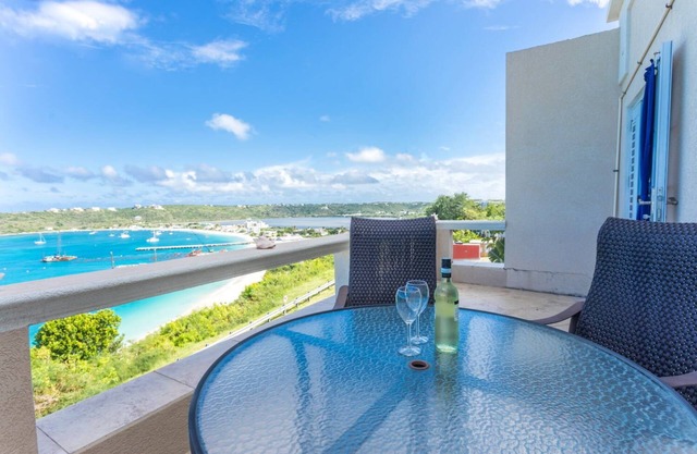 Book Now! Affordable Condo with ocean view! Restaurant and daily housekeeping
