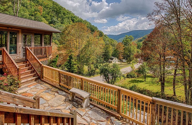 Book Now for 2024~ Luxury Lodge ~ Creek & Mountain View
